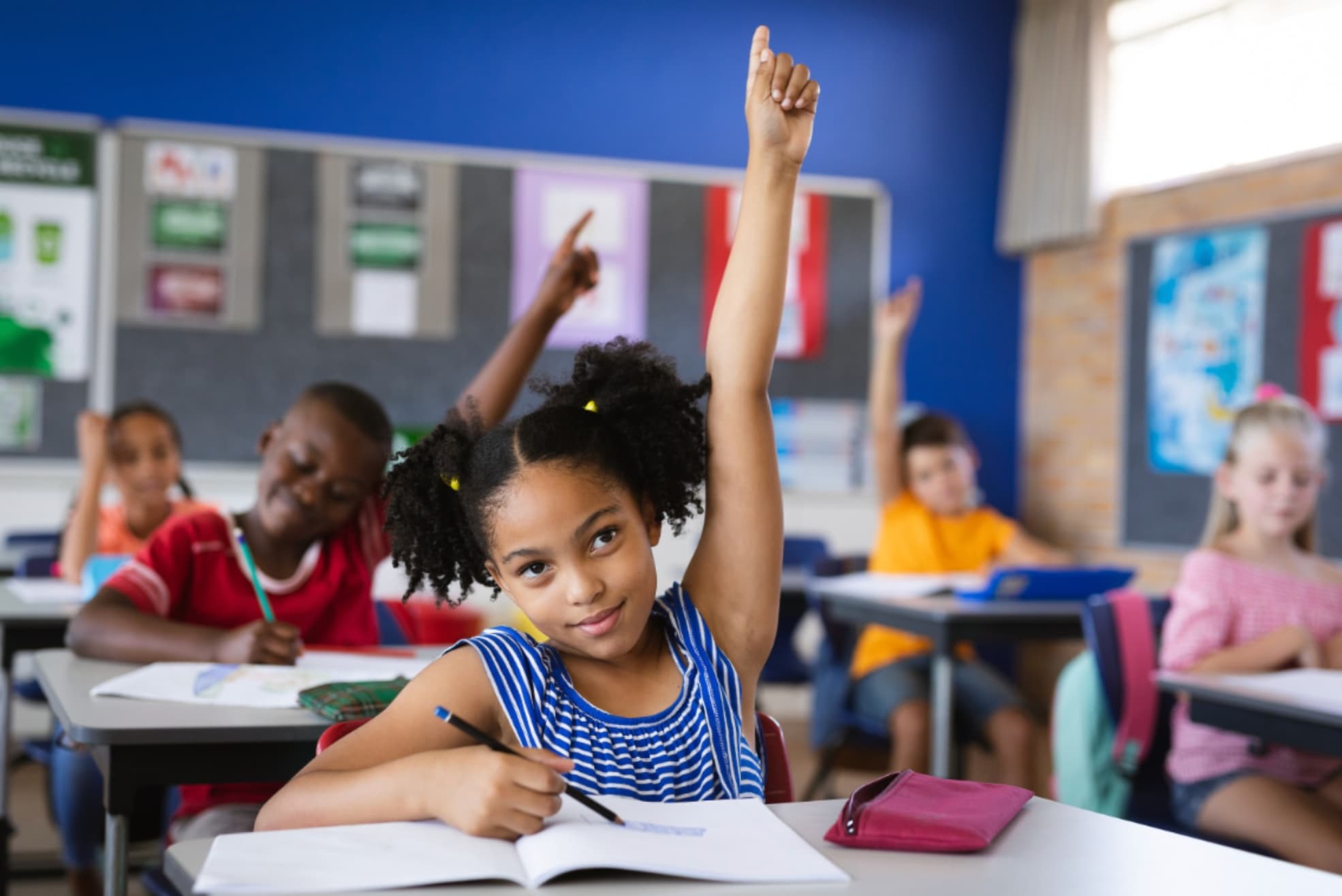 girl raising hand - 110 200